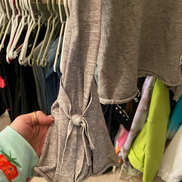 Lyla and Luxe grey sweater with bell sleeve - Picture 1 of 3